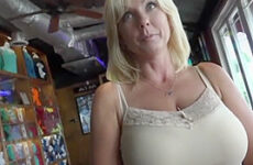 Il rencontre une mature dans un café