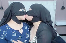 جات تبات معايا حيت ضار مسافرين سدقت عينها فيا بدات كتبوس أو تحوي فيا أو أنا عجبني الحال