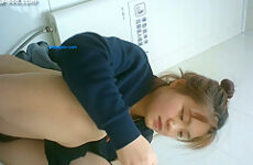 chinese girls go to toilet.***