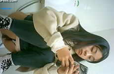 chinese girls go to toilet.***