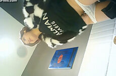 chinese girls go to toilet.185